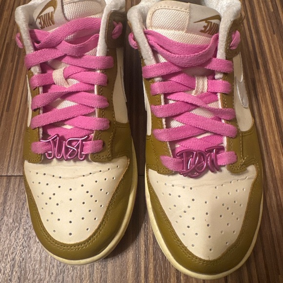 Nike Dunk Low SE - Bronzine, Coconut Milk & Playful Pink - 7.5 - Picture 2 of 6